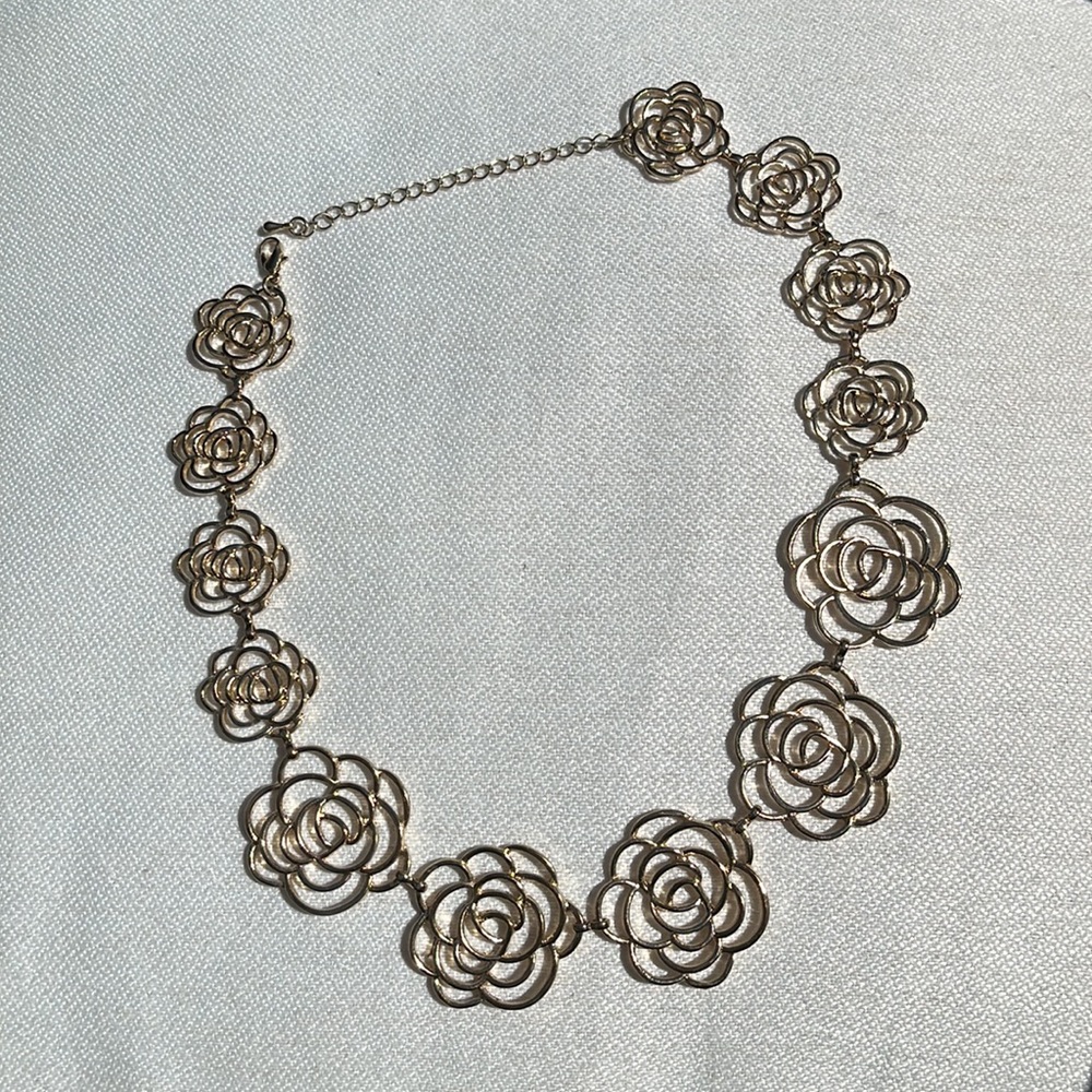 Charming Charlie gold colored floral necklace, EUC - Picture 2 of 7